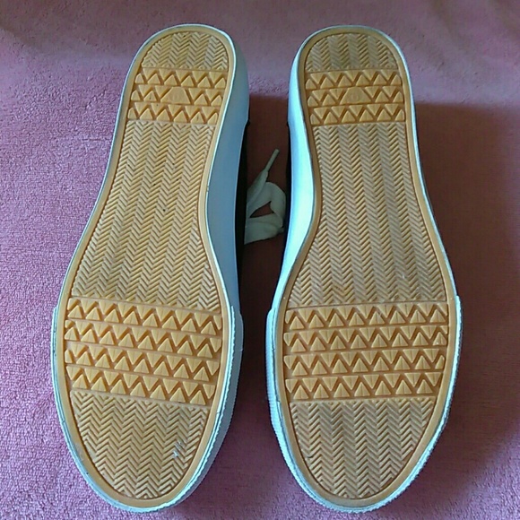 MOSSIMO SUPPLY CO. SHOES. - Picture 3 of 5